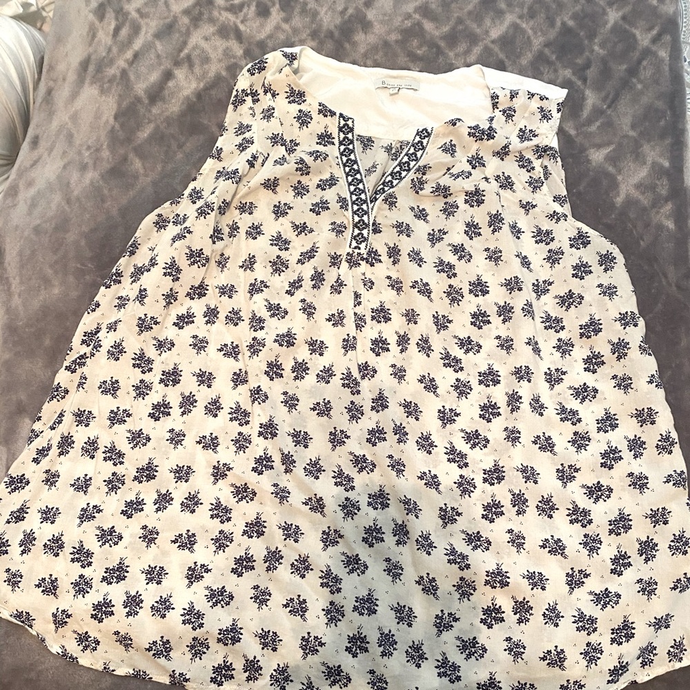 Ladies White and Navy Top - Size 2X.